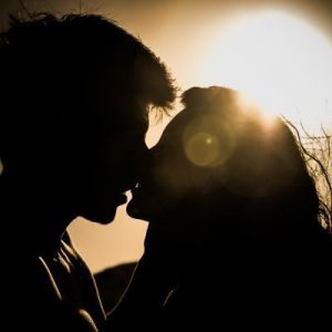 Il 49% delle coppie ha già tradito con un bacio, ma per alcuni non è vero tradimento  